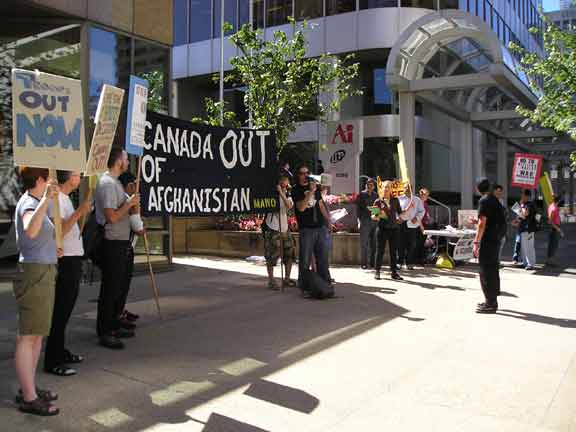 Anthony Fenton speaking at the MAWO July 21st picket